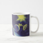 Vintage Science Fiction Kretsande Rymdstation Kaffemugg<br><div class="desc">Vintage illustration futuristisk yttre rymden och planeter science fiction-bild. En rymdstation som kretsar runt en planet eller måne med en ljus sol som lyser i himlen i framtiden. En klassisk 50-tals retro sci-fi-serietidningsdesign.</div>