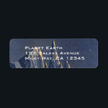 Vintage Science fiction, Måne Snö-planeten Crescen Returadress Etikett<br><div class="desc">Vintage illustrerar planeterna Science fiction och rymden i futuristiska. En 50-sekundersmodell i bok i tecknad med en främmande planet täckt med is och snö på natten med ett halvmånsslätt måne över bergen på vintern.</div>