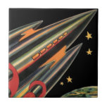 Vintage Science fiction Rocket Frakt efter Space S Kakelplatta<br><div class="desc">Bilden av vintagen futuristiska rymden och planets science fiction. En klassisk 50-årig bok-sci-formgivning för tecknad med en frakt för resor och transport-raketer som färdas genom rymden förbi stjärnorna och måne på vägen tillbaka till jorden.</div>