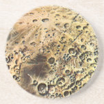 Vintage Science fiction, Rocket Frakt över Måne Underlägg<br><div class="desc">Vintagens illustration av futuristiskans färd och bilden av rymden i transport Science fiction. Ett 50-talets retro sci om bok stil i tecknad med ett raketskepp som flyger i rymden över måne och som i framtiden är på väg tillbaka mot planeten jorden.</div>