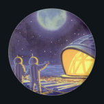 Vintage Science fiction Utomjordingar på Blue Plan Magnet<br><div class="desc">Vintage illustrerar futuristiska Science fiction utomjordingar och robotar i rymden. En klassisk tecknad bok-design med vänskapliga astronauter på en främmande planet eller måne på en plats där station tittar upp och viftar på jorden. Stjärnor tvillingar i himlar natten.</div>