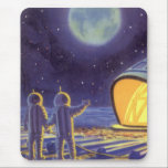 Vintage Science fiction Utomjordingar på Blue Plan Musmatta<br><div class="desc">Vintage illustrerar futuristiska Science fiction utomjordingar och robotar i rymden. En klassisk tecknad bok-design med vänskapliga astronauter på en främmande planet eller måne på en plats där station tittar upp och viftar på jorden. Stjärnor tvillingar i himlar natten.</div>