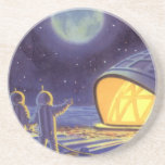 Vintage Science fiction Utomjordingar på Blue Plan Underlägg<br><div class="desc">Vintage illustrerar futuristiska Science fiction utomjordingar och robotar i rymden. En klassisk tecknad bok-design med vänskapliga astronauter på en främmande planet eller måne på en plats där station tittar upp och viftar på jorden. Stjärnor tvillingar i himlar natten.</div>