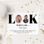 Vintage Se vem som är födelsedag fotoinbjudan Inbjudningar<br><div class="desc">Detta unika 60:e födelsedagsfest inbjudan är perfekt för alla födelsedagsfester. Byt ut fotona mot en av dina egna barndomar och aktuella foton och anpassa texten efter dina önskemål. Ålder kan ändras till din ålder. Kortets baksida är svart färg, det kan ändras eller tas bort om du vill. Om du vill...</div>
