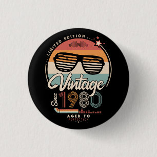 Vintage sedan 1980 knapp