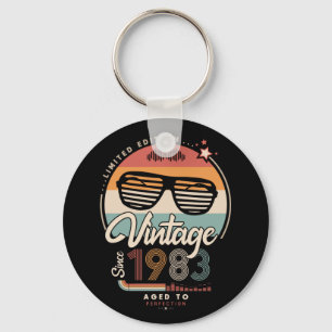 Vintage sedan 1983 nyckelring