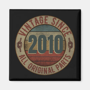 VINTAGE SEDAN 2010 ALLA ORIGINALDELAR. MAGNET
