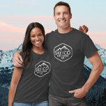 Vintage Ski Mountain Logotyp Aspen Colorado Din te T-shirt<br><div class="desc">Den här anpassningsbarna har en vintage logotyp i stil med en skidberg täckt av snö och roustiska skidpoler. Lägg till anpassningsbarna - SKI CO, SKI VT, SKI CA etc. och ditt favoritskidberg. Det finns också plats för ditt namn eller initialer. Underbar för att du bär under jacka på backarna eller...</div>