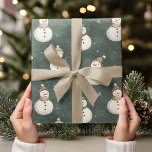 Vintage Snögubbar på Grönten Sage Presentpapper<br><div class="desc">Ge helgdag en liten vintage med hjälp av den här Vintagen Snögubbar på Sage Grönt Wrapping Papper. Den här neutralt-färgad-omslutningen av papper har en bra och realistisk snögubbar i en minimalistisk utformning och erbjuder en mjuk, mysigt känsla med en modern vändning. Den subtila sidans grönt ger en lugnande perfekt för...</div>