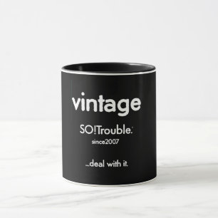 vintage SO!Trouble-logotyp och slogan på svart Mugg