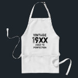 Vintage som åldras till det för manar förkläde<br><div class="desc">Vintage som åldras till det för manar perfektionBBQ-förklädet. Lantlig manlig typografi med beställnings- år av födelse. Idé för gullig personligfars dag- eller födelsedaggåva för grabbar som älskar att grilla mat. Gör ditt eget för kockpappa, uncle, morfar, broder, make, förkläden för grillfest/för matlagning för farEtc. roliga utomhus- i kaki- beige, vit...</div>