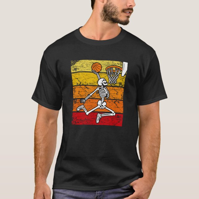 Vintage Spooky Skeleton Basketball Player Dunking T Shirt (Framsida)
