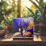 Vintage still Life Vin, Fransk Bread och Lavender Kakelplatta<br><div class="desc">Lägg till en tidlös charm till ditt hem med det här vintage-stil-stilllivet, med ett västerländskt mörk grönt flaska i vin omgivet av ömtåliga lavenderblomningar och guldbrunt Fransk bröd. Den varma, rustiska tonen och elegantens sammansättning framkallar romantik i ett kökskö på landsbygden eller en mysigt Fransk bistro. Perfekt för matsalar, kök...</div>