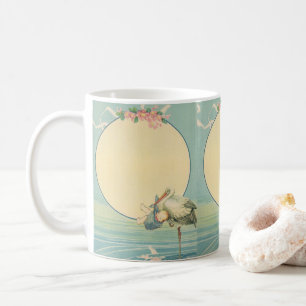 Vintage stork som bär babypojke i blå filt kaffemugg