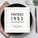 Vintage Svarta och vita Anpassningsbarna Födelseda Pappersservett<br><div class="desc">Gör din kära födelsedagskalender extra speciell med den här elegant personlig-servetten med valfritt anpassningsbar. Du kan också ändra bakgrunden till färg. Ordna nu och skapa en unik och minnesvärd keepy! | Svartvit Personlig 40:e 50:e 60:e födelserokor med Anpassningsbar år | Grattis på födelsedagen Cocktail Napkins Bulk med Namn |</div>