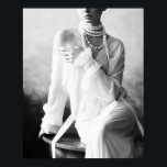 Vintage Svartvit kvinna med pärlor Poster<br><div class="desc">Den vackra Vintagen Black and White Woman med Pearls Poster är en verkligen feminin konst. Perfekt i ett vardagsrum.</div>