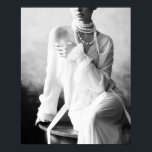 Vintage Svartvit kvinna med pärlor Poster<br><div class="desc">Den vackra Vintagen Black and White Woman med Pearls Poster är en verkligen feminin konst. Perfekt i ett vardagsrum.</div>