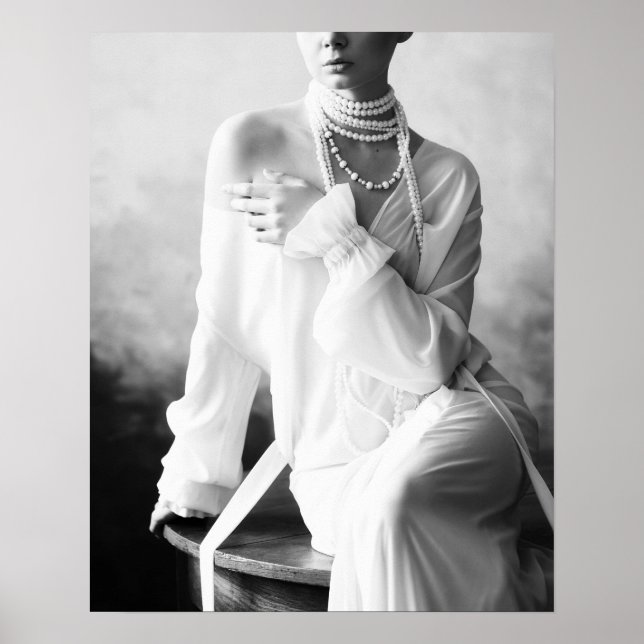 Vintage Svartvit kvinna med pärlor Poster (Framsidan)