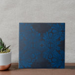 Vintage Symmetriskt Mörk blått Blommönster Kakelplatta<br><div class="desc">Den här vackra keramiska plattan har ett häpnadsväckande blått blommönster på mörk blått bakgrund. Den symmetriska utformningen består av stora blommor och löv som skisseras i en ljusare blå nyans och skapar en slående kontrast mot den texturerade mörk blått bakgrunden. Oavsett om man arbetar som en fristående dekorativ biet eller...</div>
