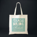 Vintage-teamet brude bröllop tote bags | blått lju tygkasse<br><div class="desc">Vintage-teamet mutade bröllop till väskan med personlig namn. Vintage chic stil design. Anpassa till brudtärnor,  blomflickor,  maid of honor,  budens mamma,  gäster osv. Skripttext för elegant för namn. Teal turcoise blue färg.</div>