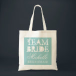 Vintage-teamet brude bröllop tote bags | blått lju tygkasse<br><div class="desc">Vintage-teamet mutade bröllop till väskan med personlig namn. Vintage chic stil design. Anpassa till brudtärnor,  blomflickor,  maid of honor,  budens mamma,  gäster osv. Skripttext för elegant för namn. Teal turcoise blue färg.</div>