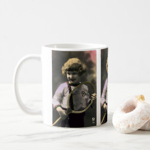 Vintage tennissport, lycklig flicka med racket kaffemugg