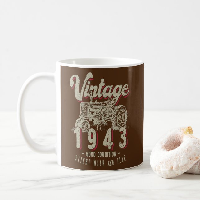 Vintage Tractor Farmer Birthday, född 1943 Kaffemugg (Med munk)