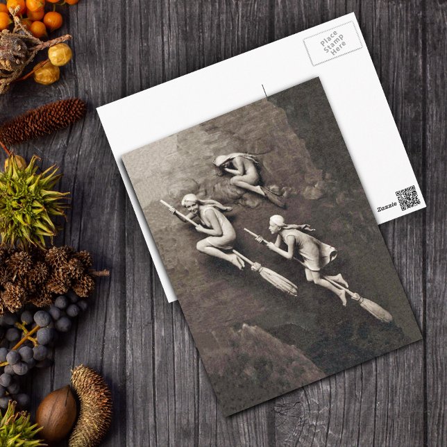 Vintage Tre Halloween-väderstreck Vykort (Three witches all in white flying on brooms on shades of brown postcard.)