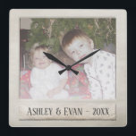 Vintage Trendig Photo Ram med ett foto Fyrkantig Klocka<br><div class="desc">En vintage- och trendig-design med en bild gräns som du kan lägga till din favoritselfie eller porträtt från en vän. Lägg till ett vågrät bild till den här söta helgdag-dekanten - perfekt till barnen. En återdesign som tar dig tillbaka till de dagar då du tar foton med en roligt kamera....</div>