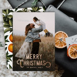 Vintage Typografi Winter-Orangar Foto jul<br><div class="desc">Det här vackra helgdag med fotokort har vintage med stilt typografi, "God jul" i reell folie. Kortets baksida skryter med en vintage av orangar och blommar under vintern. Det finns en övertäckning av övertoningsfotot på kortets framsida som gör att mörken kan stå mot fotot - övertäckningens storlek och placering kan...</div>