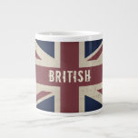 Vintage Union Jack BRITISH Jumbo Tea Mugg<br><div class="desc">Vår Vintage Union Jack BRITISH Jumbo Tea Mugg är en coola presentidé för anglofila vänner och familj! Stor nog för att hålla ett massivt morgonkaffe eller Cuppa! Utformningen har den ikoniska brittiska Flagga Union Jack, som är färdig i en modern vintage grunge stil, gått med med text i vitt. Finns...</div>