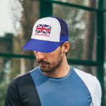 Vintage Union Jack (W/Red "United Kingdom" Text) Keps<br><div class="desc">Bära Union Jack var du än är med snyggten! Innehåller en vintage/begagnad brittisk Flagga med texten "Förenade kungariket" under. Texten är röd (annan färg är tillgänglig).</div>