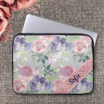 Vintage Vatten Färg Rosa Flower Laptop Fodral<br><div class="desc">En vacker blandning av nyck och blommor från lila vatten färg som bakgrund. Dospåsen med ditt namn är ett foto och är inte gjord med glitter,  sekviner eller metall. Den här designen kan vara personlig i området som du får genom att ändra text,  färg eller teckensnitt.</div>