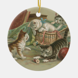Vintage Victoranska Kattungar som LeKer i Sybasket Julgransprydnad Keramik