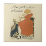Vintage Victorian Art nouveau, flicka med Mjölk Ca Kakelplatta<br><div class="desc">Vintage illustration Art nouveau-reklam poster utformning för steriliserad mjölk från Montigny-sur-Vingeanne-området i Frankrike av Théophile Alexandre Steinlen. Den här reklamen visar ett ungt barn som dricker mjölk från en skål när hennes katter av sällskapsdjur tittar på tiggeri även för en del mjölk. Fullt: "Lait Pur de La Vingeanne Sterilize; quillot...</div>