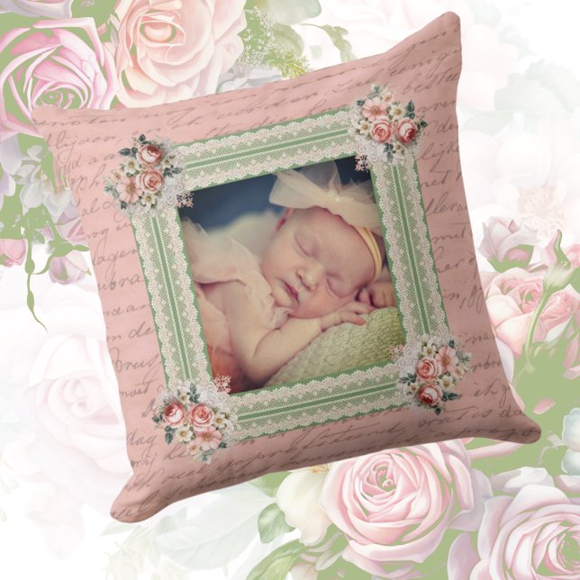 Vintage Victorian Faded Damask Photo Kudde (Victorian style sweetness for the little one!)