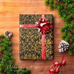 Vintage Victorian Gothic Black Guld Damask Shabby Presentpapper<br><div class="desc">Upptäck charmen från vår Vintage Viktorian Gothic Black Guld Damask Shabby Wrapping Papper. Det vackert invecklade Damaskmönstret som återges i lyxsvart och guld skapar ett shabby chic-utseende som är perfekt för alla festila tillfälle. Vi förstår stressat om att slå in presenter, det är därför vi är din partner för att...</div>