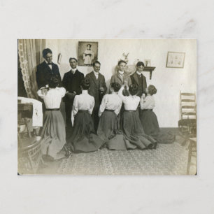 Vintage Victorian Women Kneel före Make Vykort