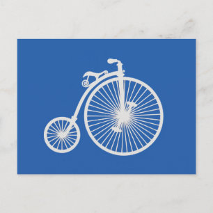 Vintage Vit cykel på blå Vykort
