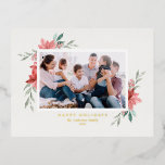 Vintage Watercolor Red Poinsettia Photo<br><div class="desc">Glad helg! Skicka helgdag önskemål och hälsning med det här elegant helgdag-vykortet för folie av guld. Den har vattenfärgade illustrationer av röd poinsettia med grön färg. Anpassa vykortet för blommigtens helgdag genom att lägga till ditt favoritfoto, hälsning, namn och annan information. Texterna är helt redigerbara. Finns som ett platta kort,...</div>