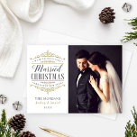 Vintage White Guld Gift jul Bröllop Photo Julkort<br><div class="desc">Eleganten "Vi önskar dig en gift jul och Gott nytt år"-fotokort för ett nytt par innehåller ett ornat antika guld och grått-vintage-typografi för kol med vacker detaljrikedom för rulla och anpassningsbar som du kan anpassa med ett sött och enkelt budskap från det nygifta paret. Vit bakgrund färg. På baksidan av...</div>