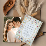 Vintage WildblomBlue Bröllop Monogram Photo Inbjudningar<br><div class="desc">Den här vintagen är en elegant arrangemang av klassisk guld-geometrisk ramar som är märkt med delikat boho blommigt greenery bouquets och stems. Med en palett av tidlös, lätt, dammig, blå bakgrund med enkel klassisk svart typografi och vita, färgstarka vilda blommor, skapande en underbar och polerad romantisk känsla. Genom att samordna...</div>