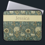 Vintage William Morris Vår Blommigt Laptop Fodral<br><div class="desc">Med den här blommigten får du stil och nåd med den vintage som William Morris inspirerat till. Bakgrunden till rik, marin, kräm och rost känns som en antika tapesin. Skydda din bärbara dator eller surfplatta i stil. Lägg till ett namn för att anpassa det. Gör en underbar jul eller Mors...</div>