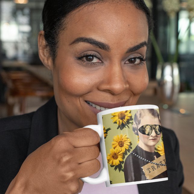 Vintage Woman Trailblazer Daisys Kitsch Kaffemugg (Skapare uppladdad)