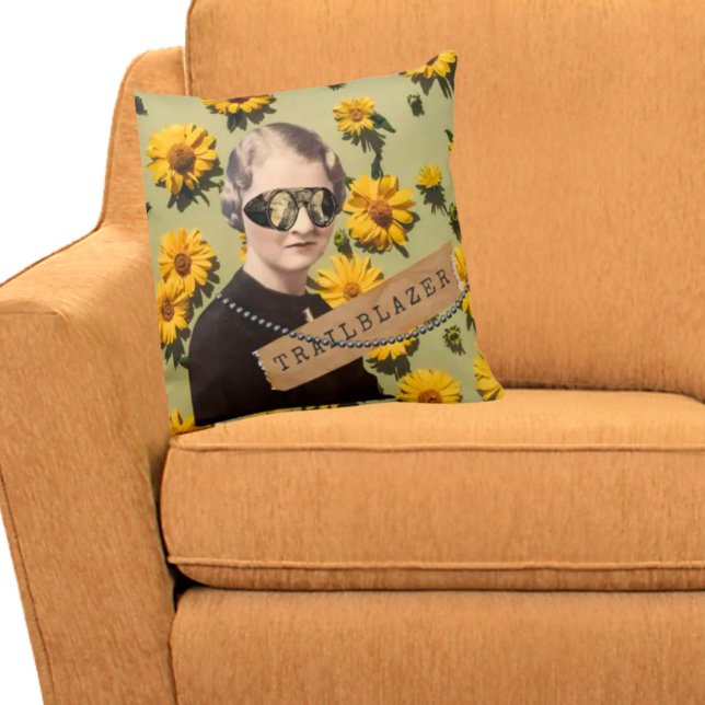 Vintage Woman Trailblazer Daisys Kitsch Kudde (Skapare uppladdad)