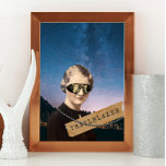 Vintage Woman Trailblazer Night Himlar Pop Art Poster<br><div class="desc">Kitschy-kollage poster ge en nod till alla kvinnliga banbrytare från i går,  och har 1930-talets fotonedskärning av kvinnor med tillsatt steampunkgogel,  en pärlsträng,  tvätttejp med "banblazer"-text på stjärnnattens himlar-bakgrund</div>