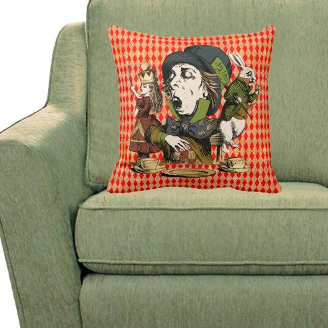 Vintage Wonderland Characters Kudde (Skapare uppladdad)