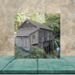 Vintage Wooden Grist Mill Kakelplatta<br><div class="desc">För historiens och nostalgias samlare! Keramiskt plattor som innehåller fotobilden av en vintage,  en träfilé som nu är ett historiskt landmärke. Perfekt för använda som kökstrivit! Kredit: Cedar Bäck Grist Mill - Woodland,  Washington.</div>