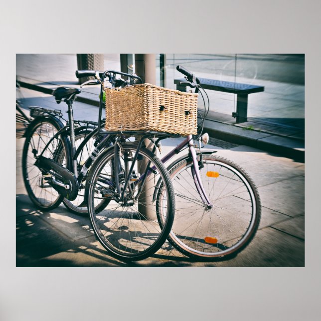 vintagecyklar parkerade på gatan poster (Framsidan)
