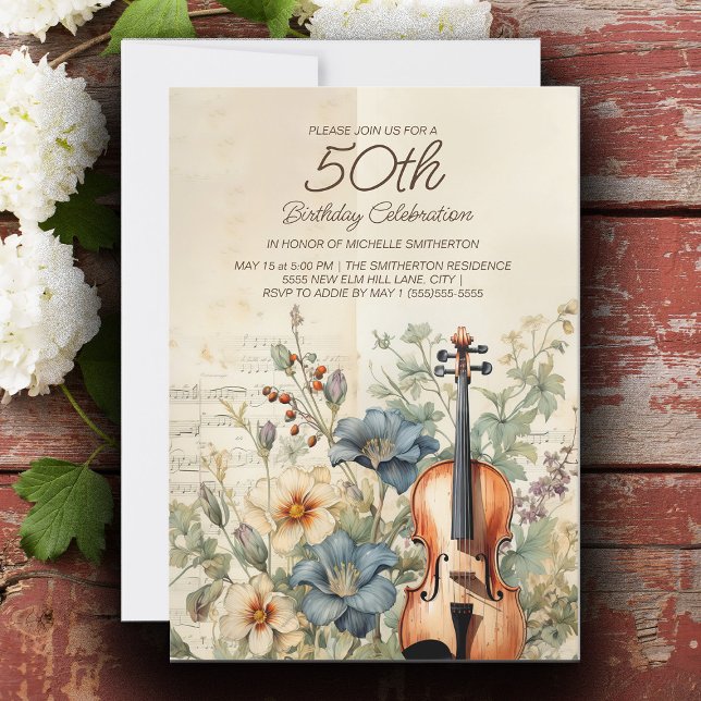 Vintagefiol Dammtorbla blommor 50-årsdag Inbjudningar (Vintage violin and dusty blue flowers 50th birthday party invitation.)
